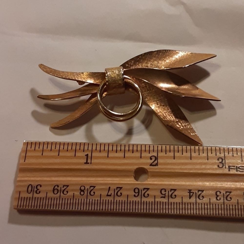 Pretty Brooch Goldtone - Picture 3 of 7